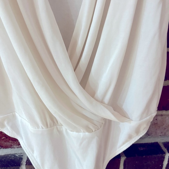 EXPRESS White Sleeveless Plunging Neckline Bodysuit XS - Picture 8 of 11